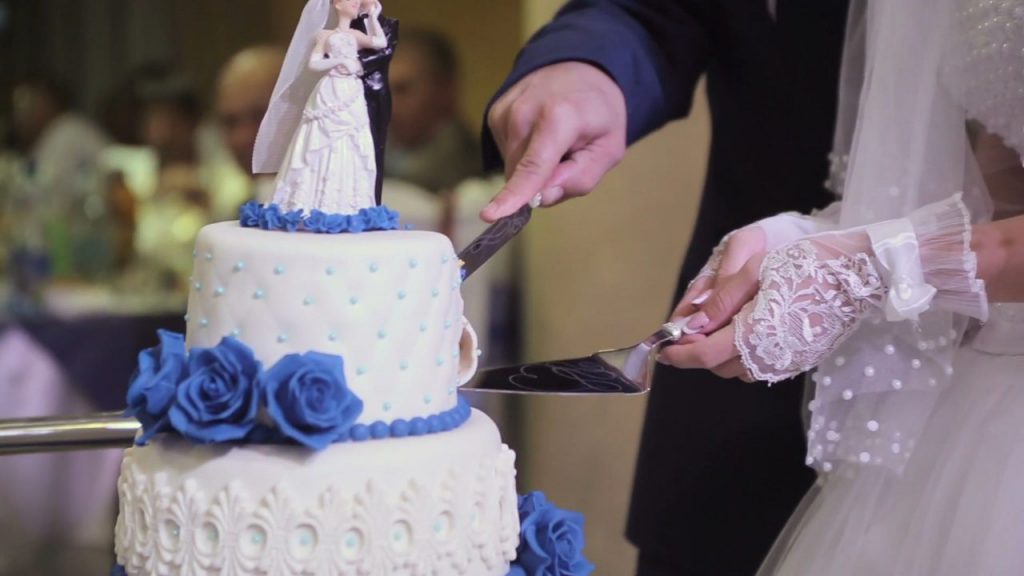 Hochzeitstorte-wird-angeschnitten