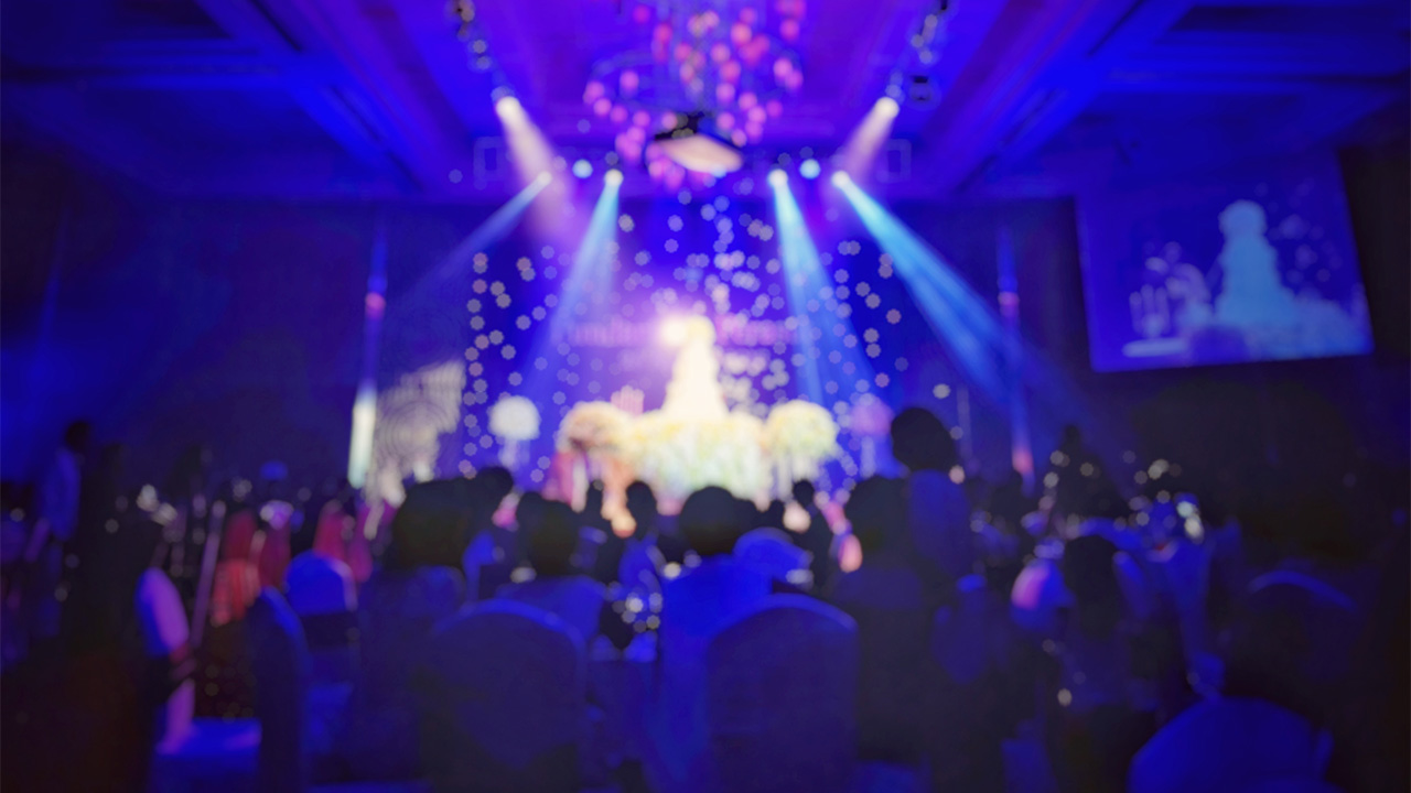 DJ Firmenfeier und Eventlocation mit vielen Menschen und einer Show, DJ Firmenevent, DJ Weihnachtsfeier